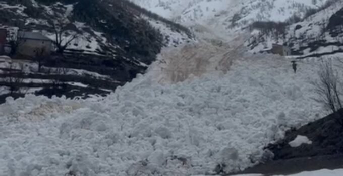 Yüksekova’da çığ paniği: Köy halkı faciadan döndü