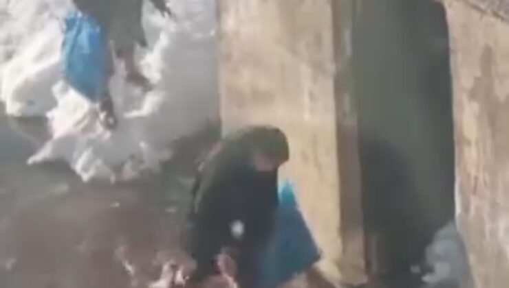 Yüksekova’da çocukların sular altında kalan yollarda şeker mesaisi