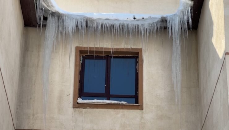 Yüksekova’da dondurucu soğuklar: Buz sarkıtlarının boyu 1 metreyi aştı
