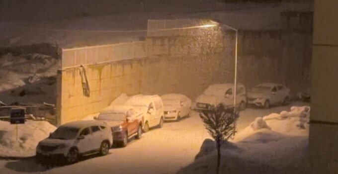 Yüksekova’da kar yağışı etkili oldu