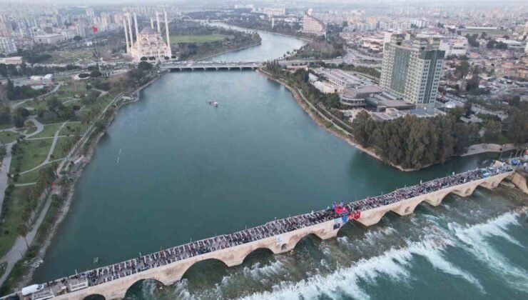 Yüreğir Belediyesi tarihi Taşköprü’de halk iftarı düzenledi