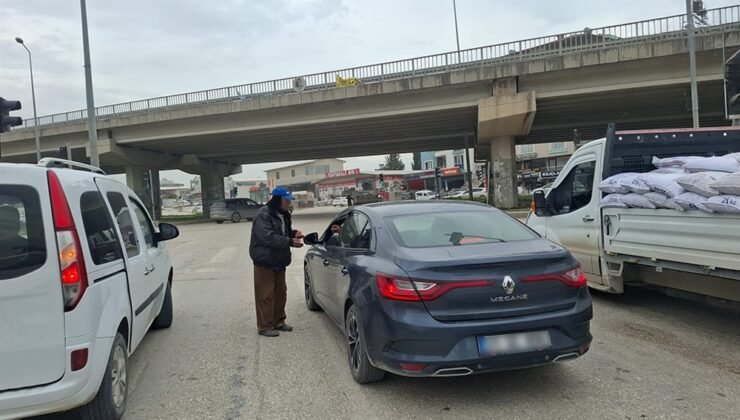 Zabıta operasyonuyla yakalanan dilencilerin üzerinde 4 bin TL’yi bulan para ele geçirildi