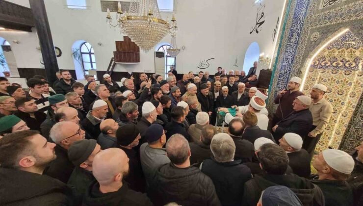 Ziyarete açılan Sakal-ı Şerif’i görmek isteyen vatandaşlar camiye akın etti