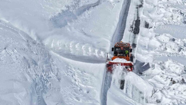 Zorlu coğrafyada yoğun mesai: Sınırdaki karakollar ve yerleşim yerleşim yerlerine ulaşım sağlanıyor